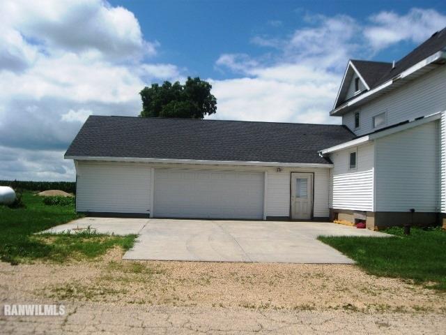 16747 West White Oak Road Forreston, IL 61030 - Photo 14 of 24 a backyard of a house
