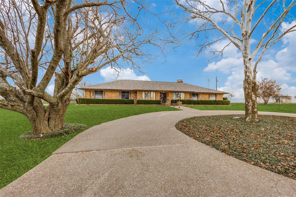 a view of a house with a yard