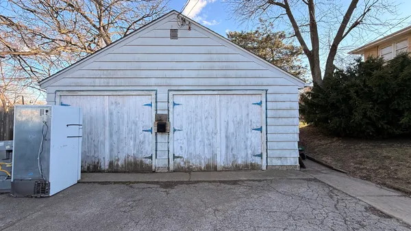 $249,000 | 1811 Ogden Avenue, Lisle, IL 60532