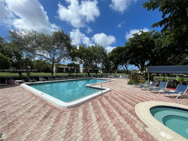 a view of a backyard