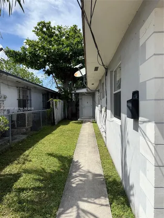 $1,275 | 2339 Northwest 35th Street, Unit EFF, Miami, FL 33142