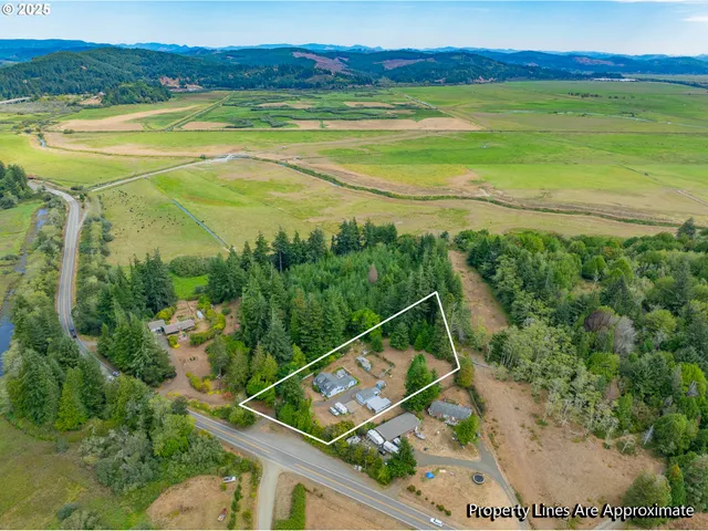 a view of a tennis court