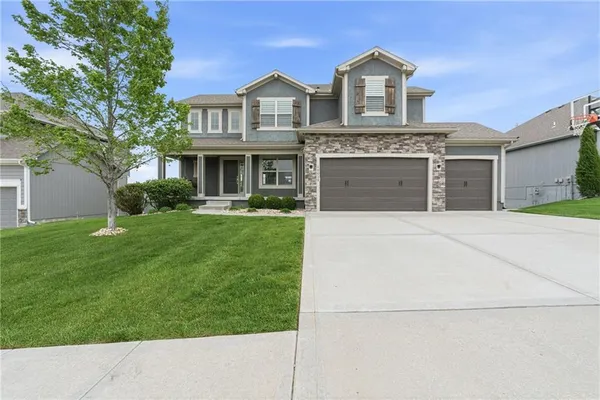 $579,000 | 10015 North Richmond Avenue, Kansas City, MO 64157