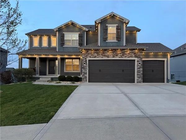 $579,000 | 10015 North Richmond Avenue, Kansas City, MO 64157