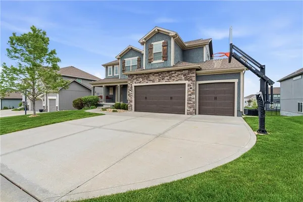 $579,000 | 10015 North Richmond Avenue, Kansas City, MO 64157