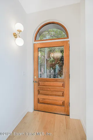 a en suite bathroom with a double vanity sink and mirror