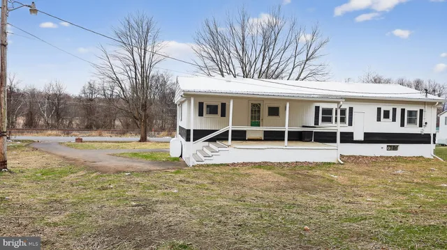 a view of a house with yard and sitting area