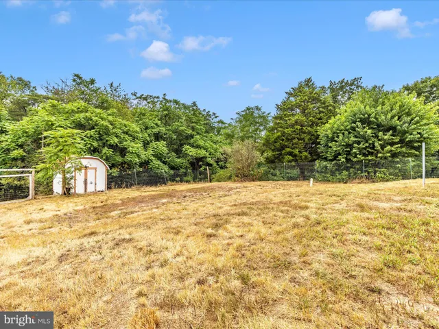 a view of a yard with a house
