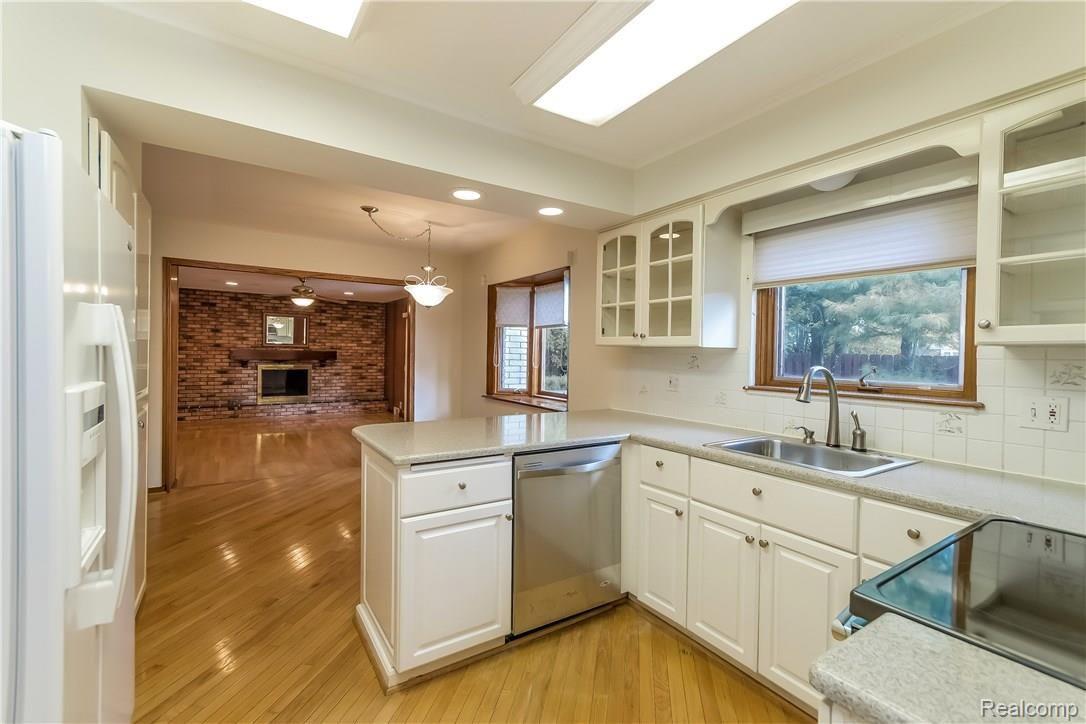 642 Perrien Place Grosse Pointe, MI 48236 - Photo 13 of 44 013-Kitchen-2185669-large.jpg