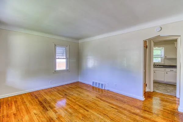 $1,200 | 170 West Maxlow Avenue, Hazel Park, MI 48030