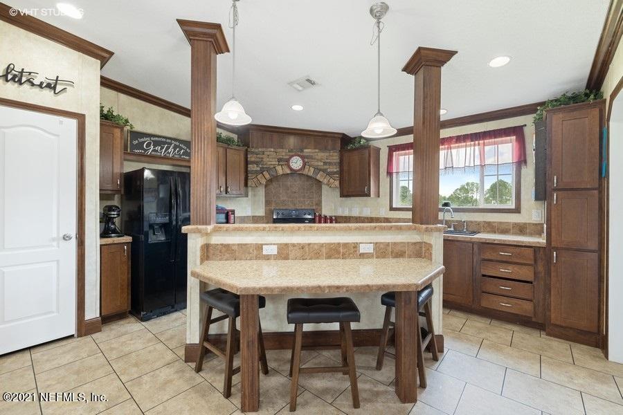 9643 Well Water Road Jacksonville, FL 32220 - Photo 5 of 20 Kitchen