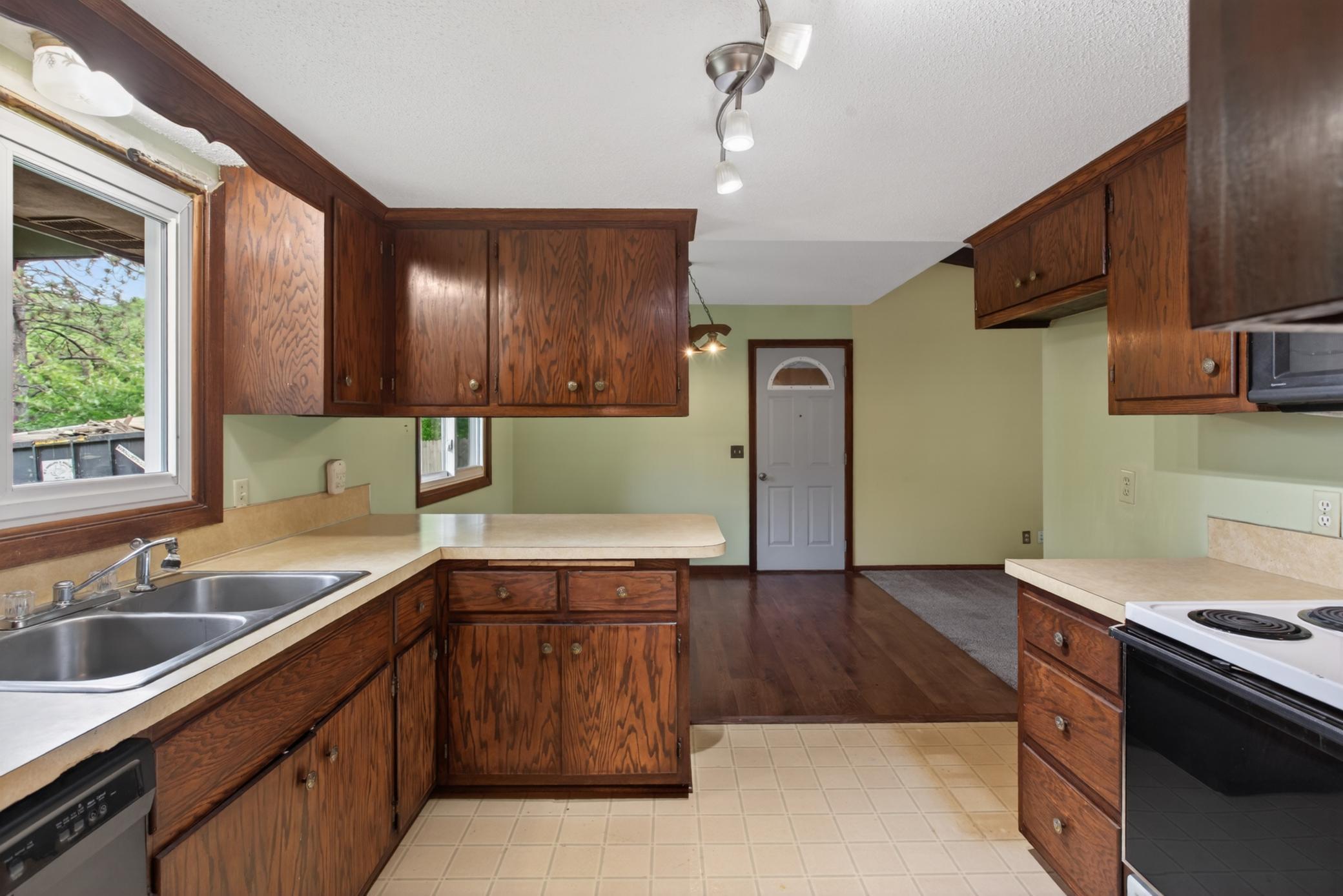 3921 Williston Road Minnetonka, MN 55345 - Photo 10 of 30