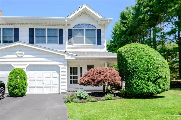 $675,000 | 1 South Country Common, West Islip, NY 11795