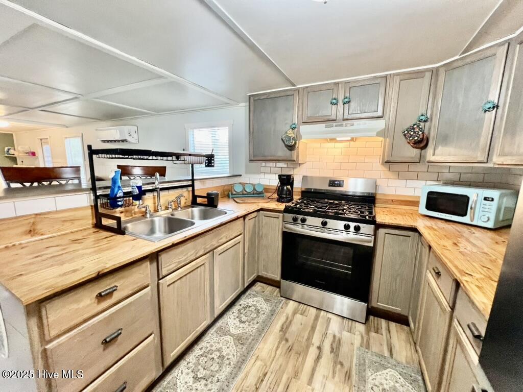 113 Old Farm Road Hampstead, NC 28443 - Photo 5 of 32 Kitchen