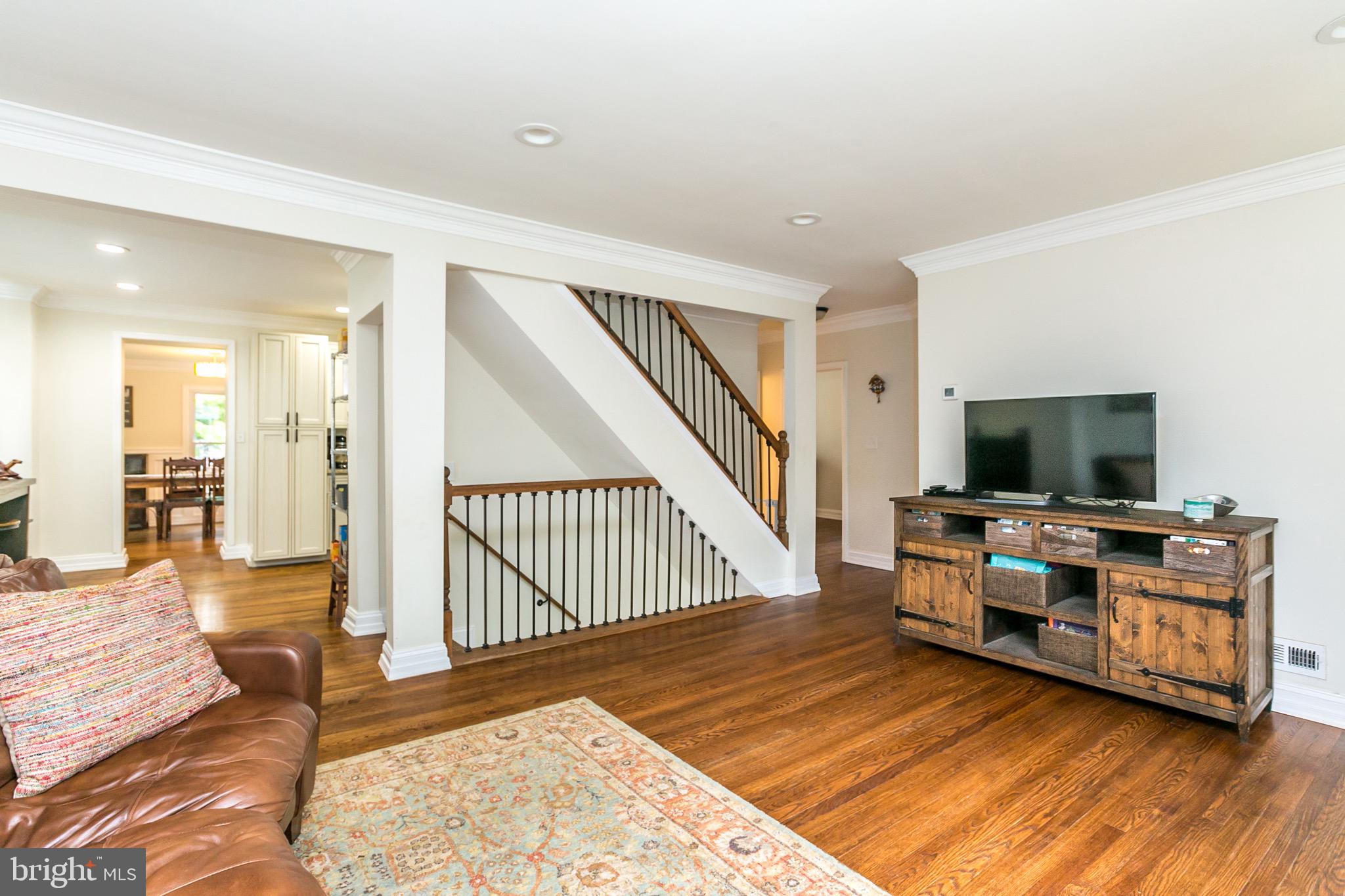 712 Overbrook Road Baltimore, MD 21212 - Photo 3 of 31 Living room