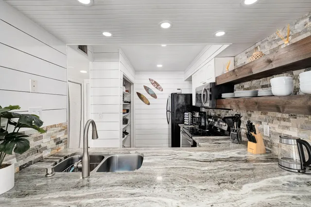 a view of a living room and a livingroom