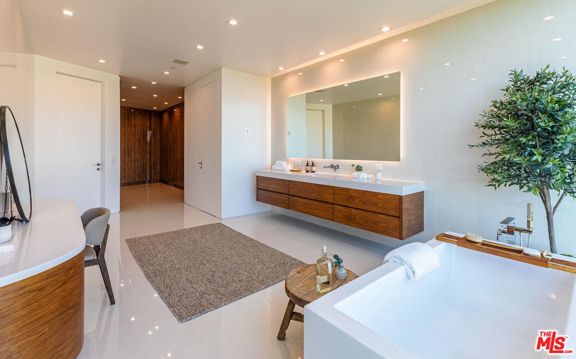 1259 Beverly Estate Drive Beverly Hills, CA 90210 - Photo 24 of 43 a living room with furniture and a potted plant