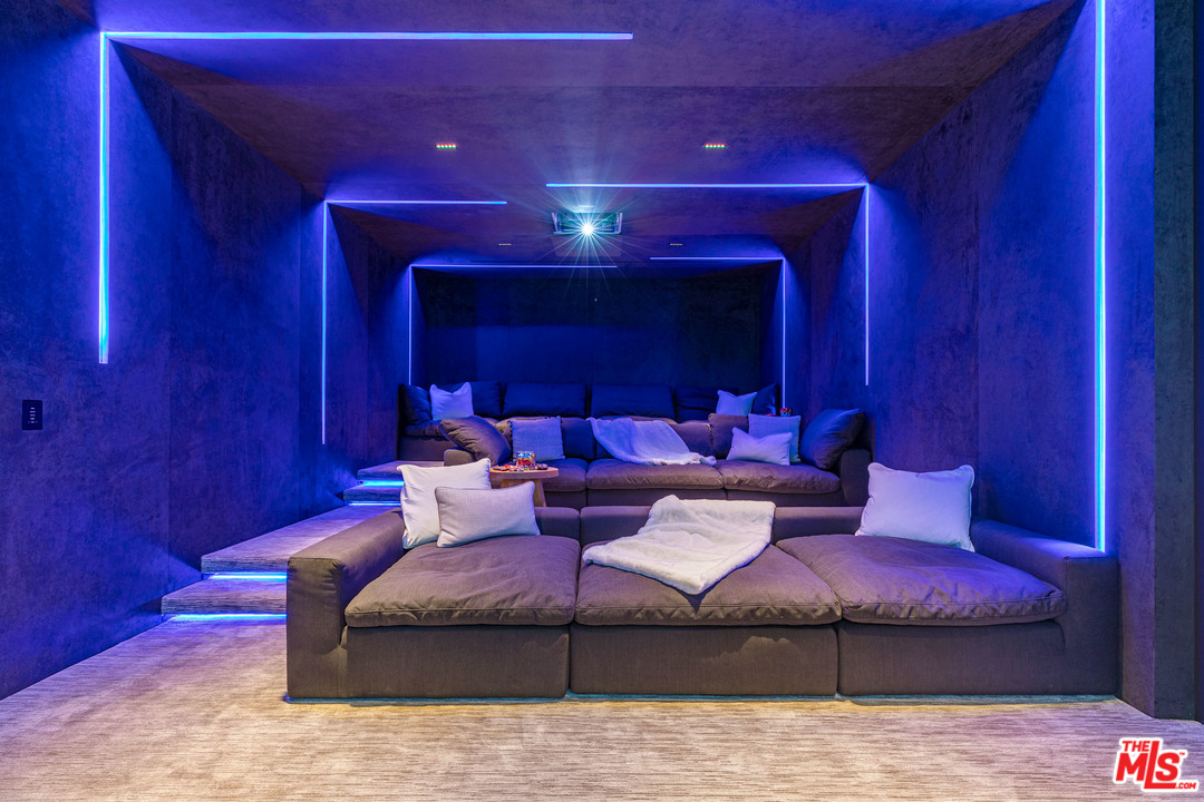 1259 Beverly Estate Drive Beverly Hills, CA 90210 - Photo 29 of 43 a living room with furniture