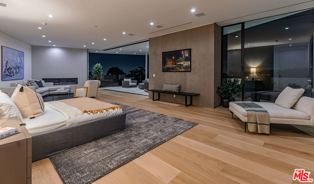 1259 Beverly Estate Drive Beverly Hills, CA 90210 - Photo 42 of 43 a living room with furniture and a potted plant
