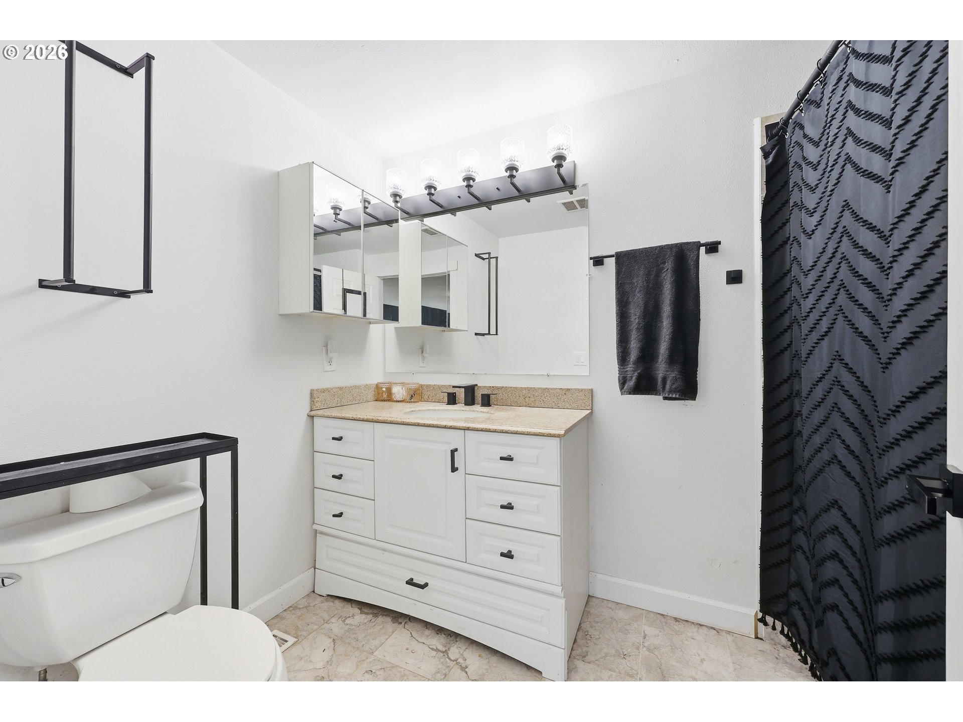 2073 Southeast Kane Avenue Gresham, OR 97080 - Photo 15 of 25 a bathroom with a sink vanity granite and a mirror