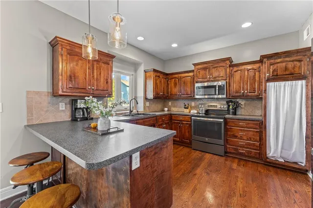 $430,000 | 3920 Southwest Windemere Drive, Lee's Summit, MO 64082