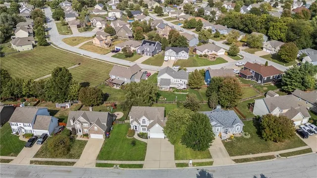 $430,000 | 3920 Southwest Windemere Drive, Lee's Summit, MO 64082