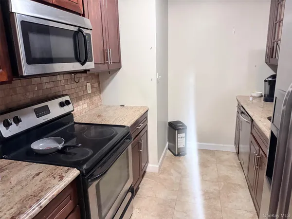 $2,600 | 530 Hudson Avenue, Unit A3, Cedarhurst, NY 11516