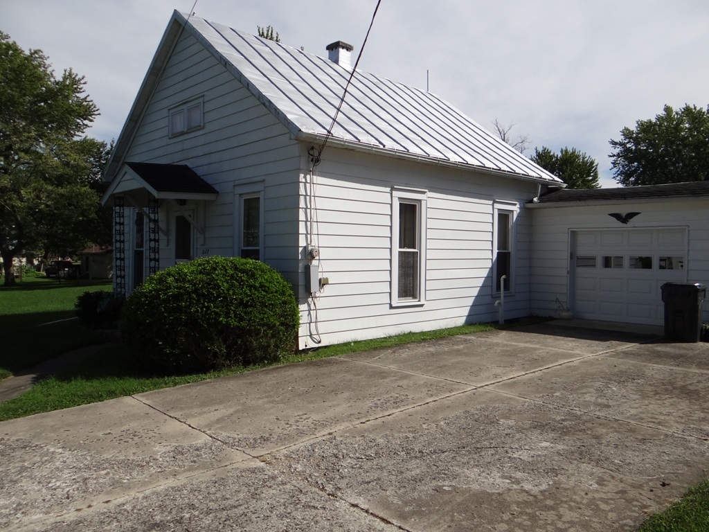 217 Angling Road Farmland, IN 47340 - Photo 13 of 19 Gallery Image 13