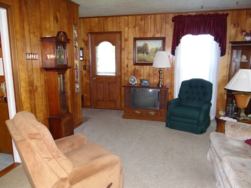 217 Angling Road Farmland, IN 47340 - Photo 4 of 19 Gallery Image 4