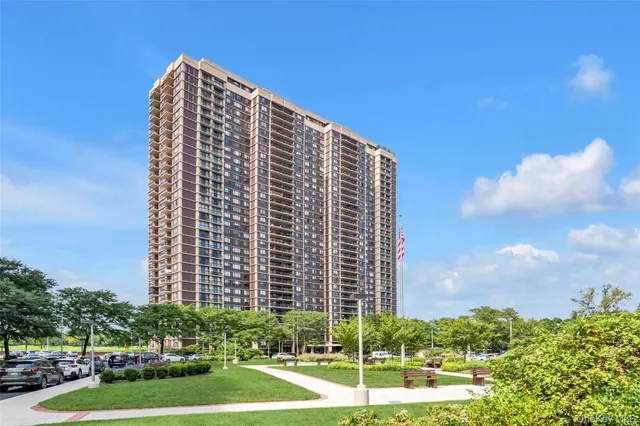 $399,000 | 269 Grand Central Parkway, Unit 8Y | Glen Oaks
