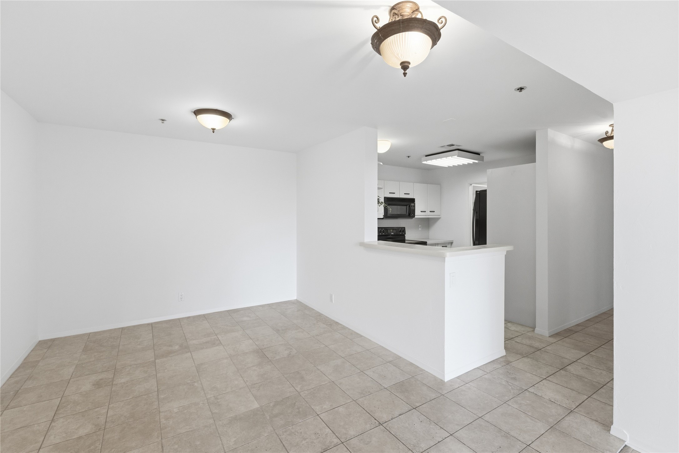 40 North Interstate Highway 35, Unit 7B1 Austin, TX 78701 - Photo 7 of 21 A well-lit, open-concept dining space.