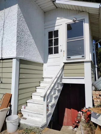 a view of entryway with a front door