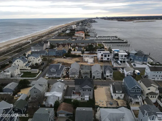 $1,800 | 4 Via Ripa, Unit 3, Sea Bright, NJ 07760