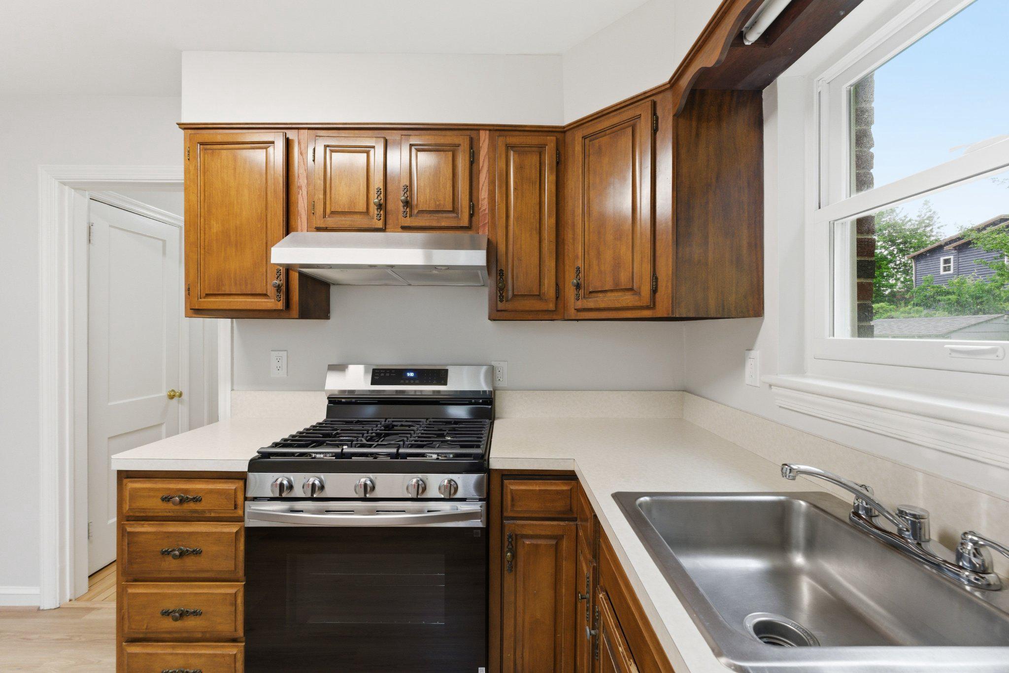 10143 Dallas Avenue Silver Spring, MD 20901 - Photo 19 of 49 Kitchen