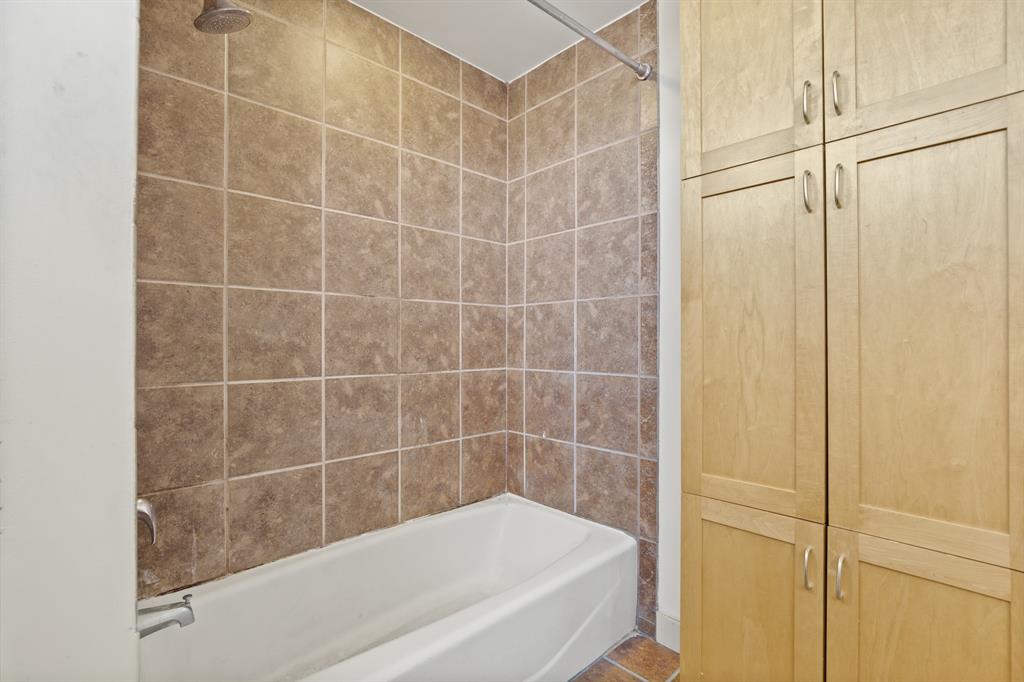 711 West 26th Street, Unit 700 Austin, TX 78705 - Photo 17 of 19 a bathroom with a bathtub