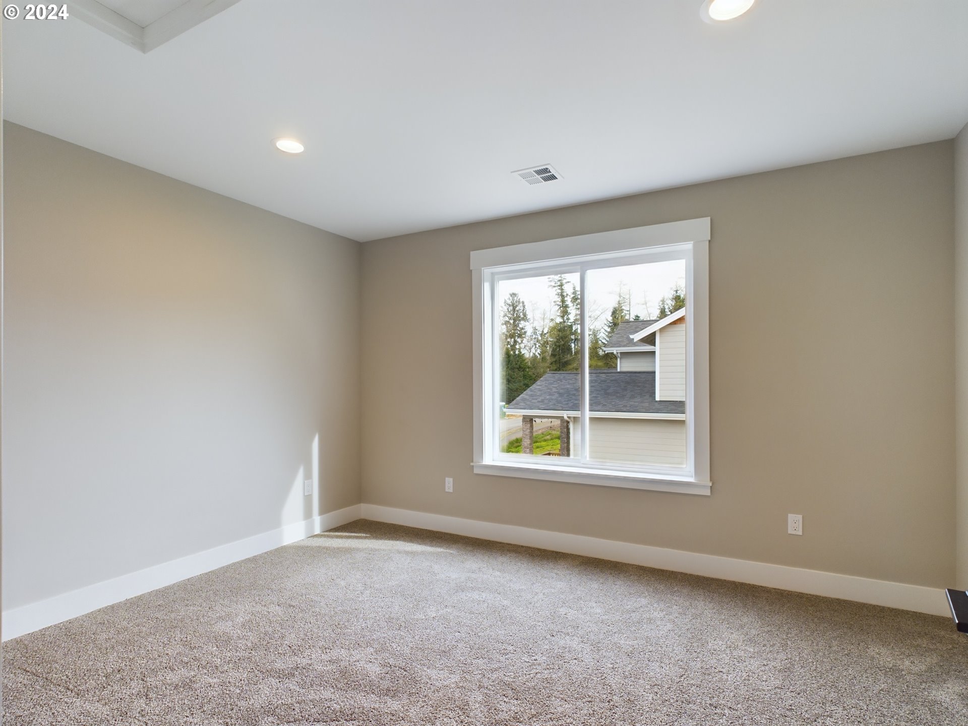 35655 Bella Rdg Loop Astoria, OR 97103 - Photo 25 of 34 an empty room with a window