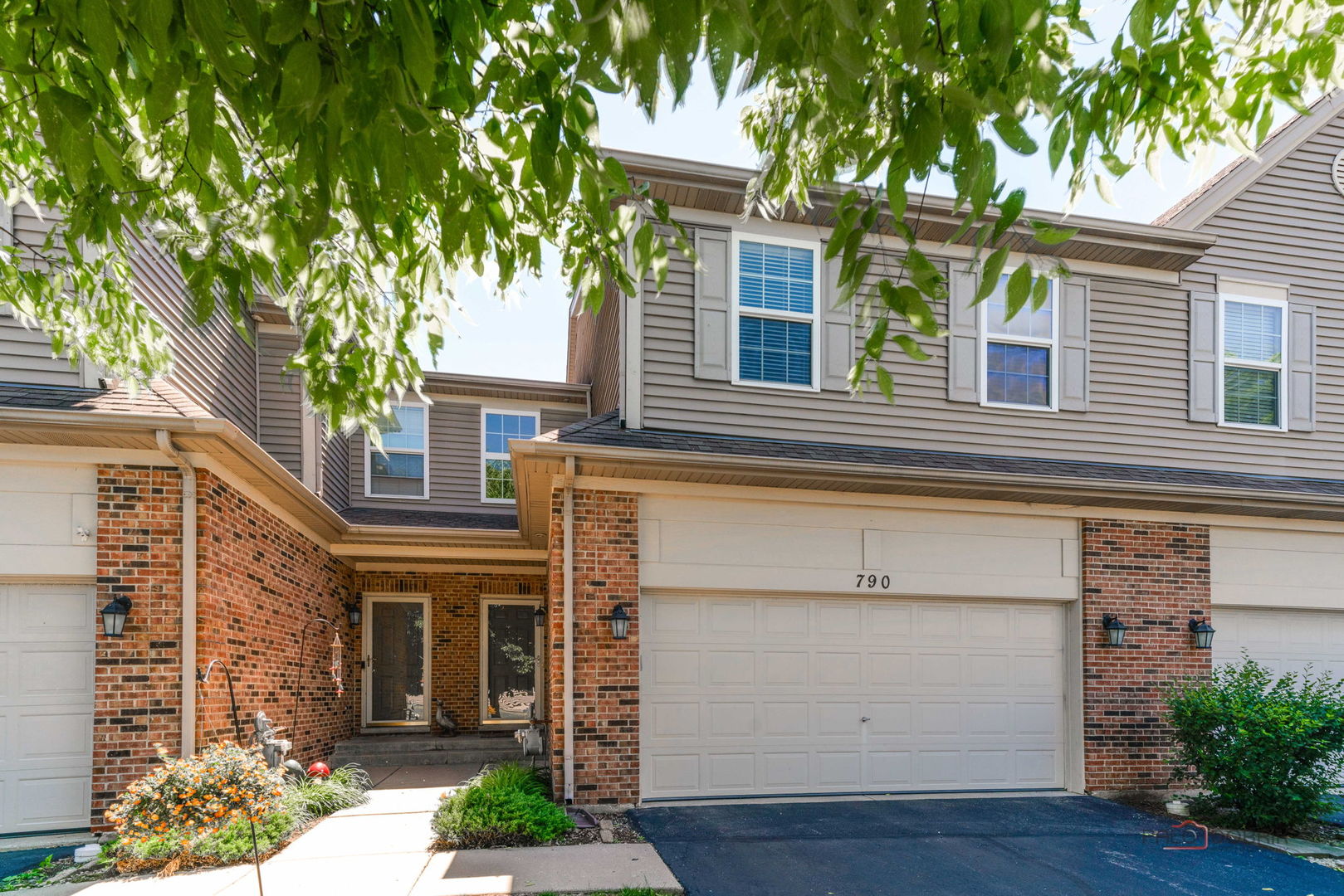 790 Oak Hollow Road Crystal Lake, IL 60014 - Photo 2 of 33