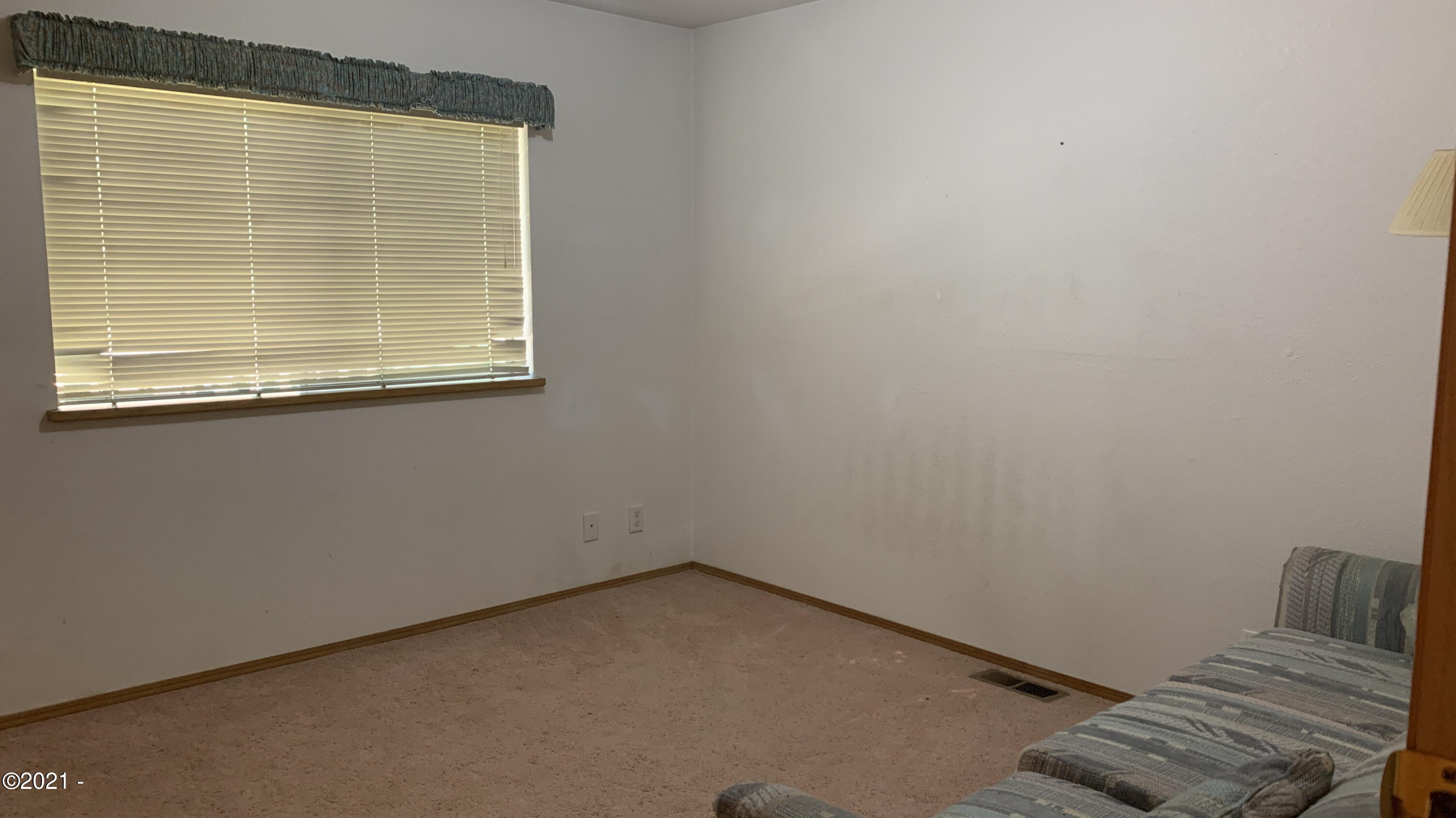 271 East Darkey Creek Road Waldport, OR 97394 - Photo 17 of 26 Guest room