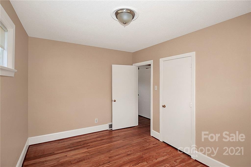 4230 Randolph Road Charlotte, NC 28211 - Photo 22 of 31 a view of a livingroom with wooden floor