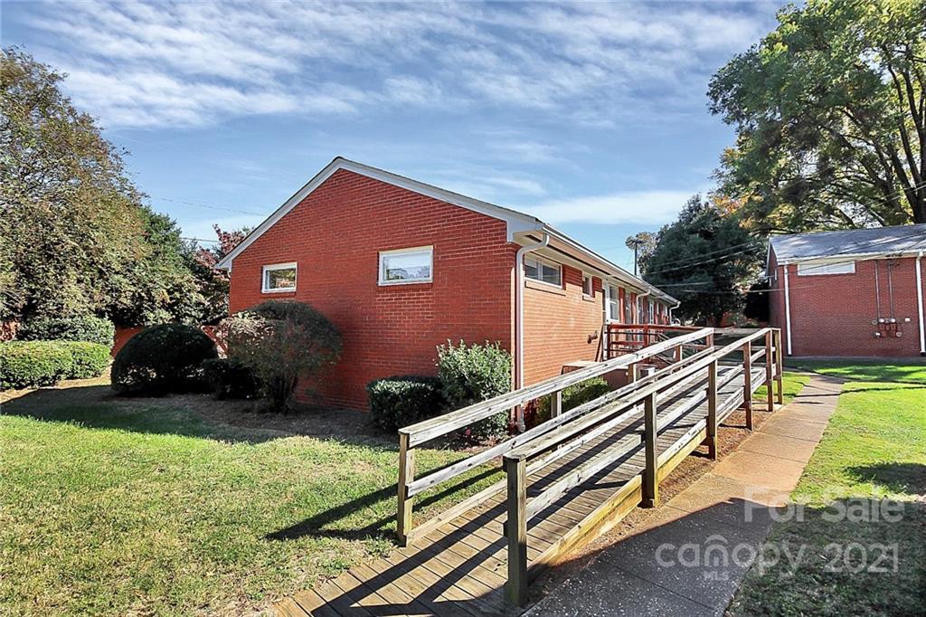 4230 Randolph Road Charlotte, NC 28211 - Photo 28 of 31 a house view with a garden space