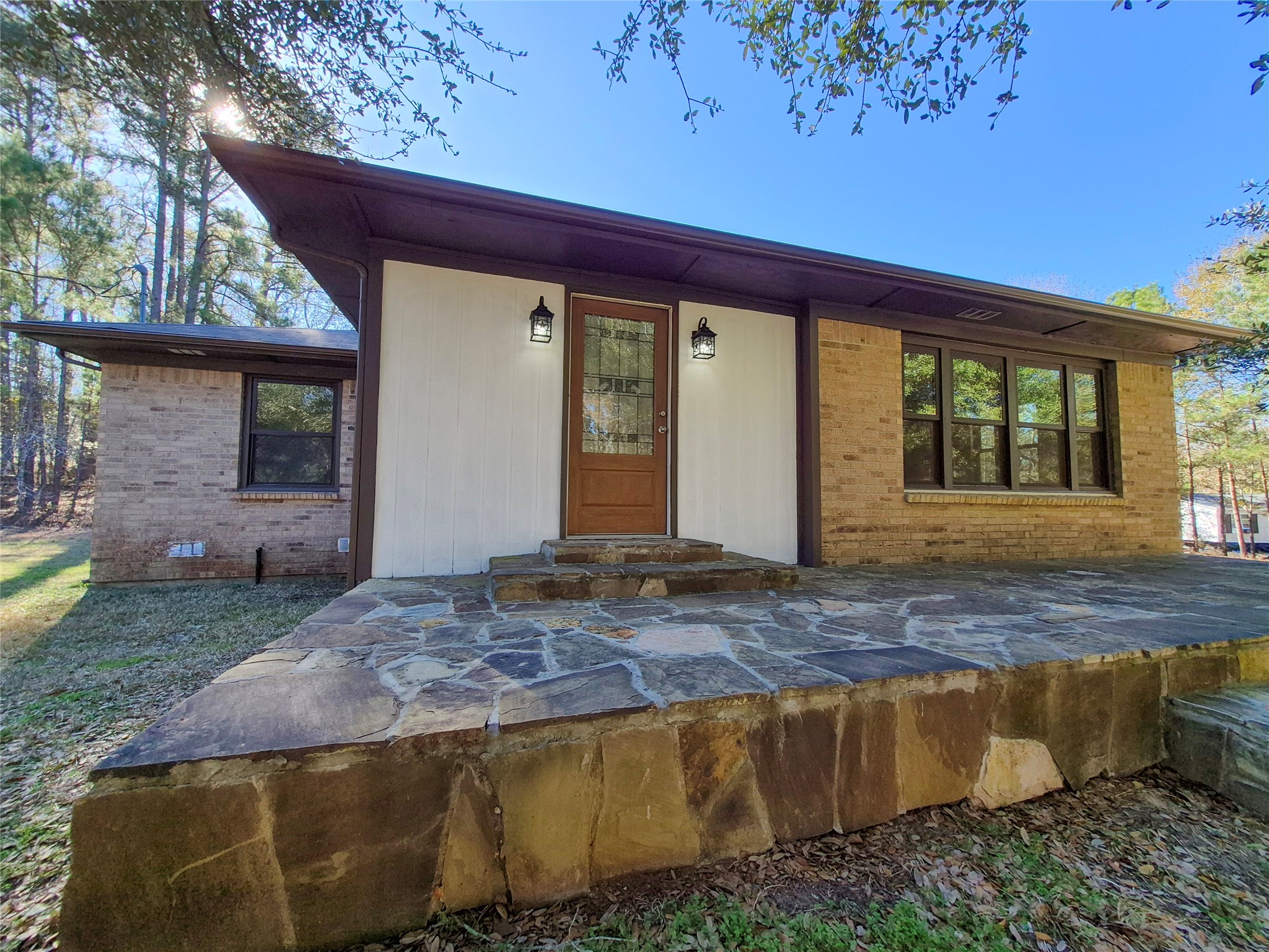 92 Summer Place Huntsville, TX 77340 - Photo 2 of 24 Front