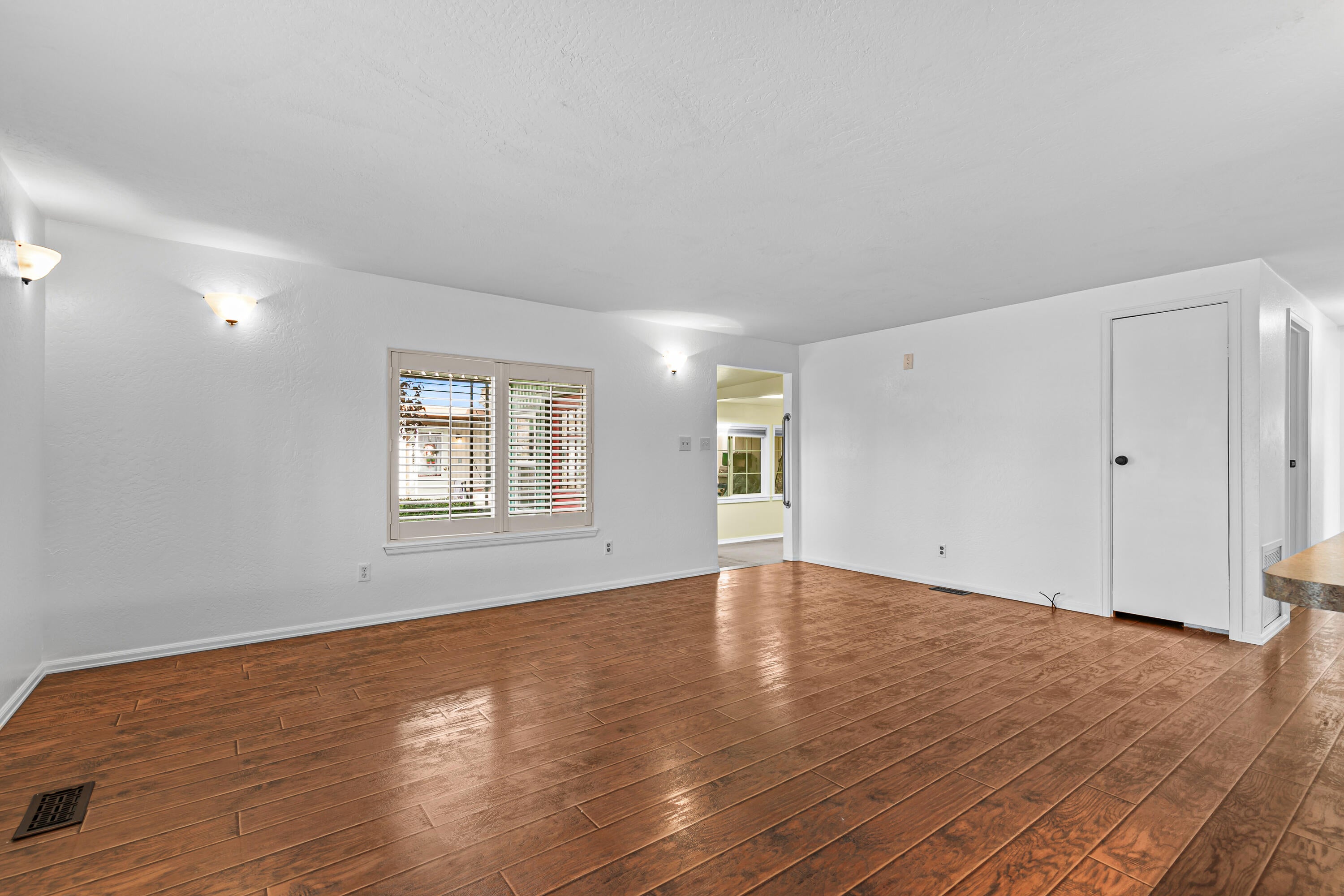 2252 Table Rock Road, Unit 222 Medford, OR 97501 - Photo 13 of 37 Living Room
