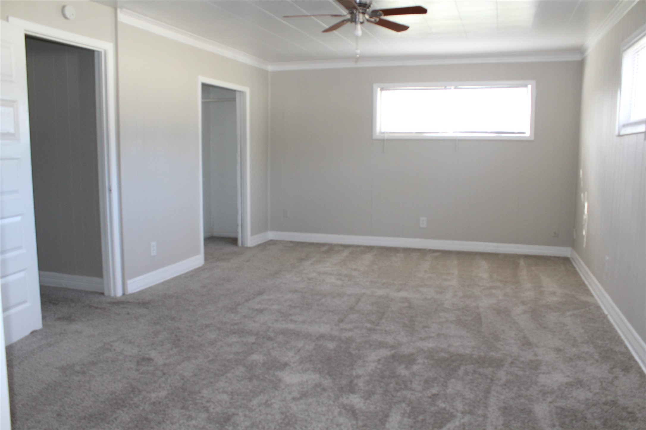 817 Hudler Street La Marque, TX 77568 - Photo 41 of 43 an empty room that has a window in it