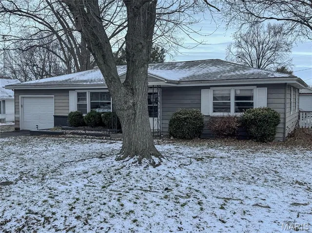 $155,000 | 827 West Johnson Street, Vandalia, IL 62471