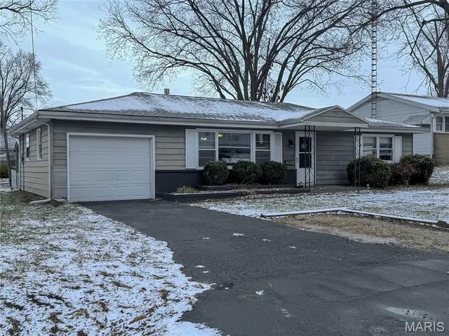 $155,000 | 827 West Johnson Street, Vandalia, IL 62471