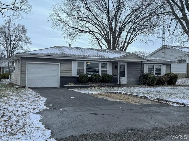 $155,000 | 827 West Johnson Street, Vandalia, IL 62471