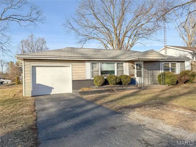 $154,500 | 827 West Johnson Street, Vandalia, IL 62471