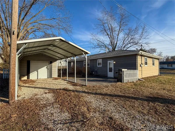 $153,500 | 827 West Johnson Street, Vandalia, IL 62471