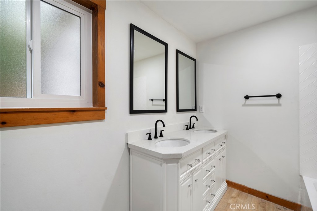814 Glen View Lane Twin Peaks, CA 92391 - Photo 16 of 38 a bathroom with 2 sink and a mirror