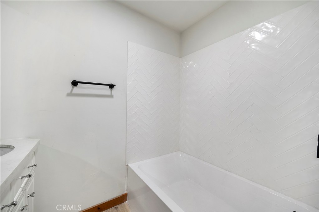 814 Glen View Lane Twin Peaks, CA 92391 - Photo 20 of 38 a bathroom with a bathtub